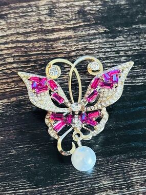 Gold-Tone Pink Crystal Butterfly Brooch with Pearl Drop‎